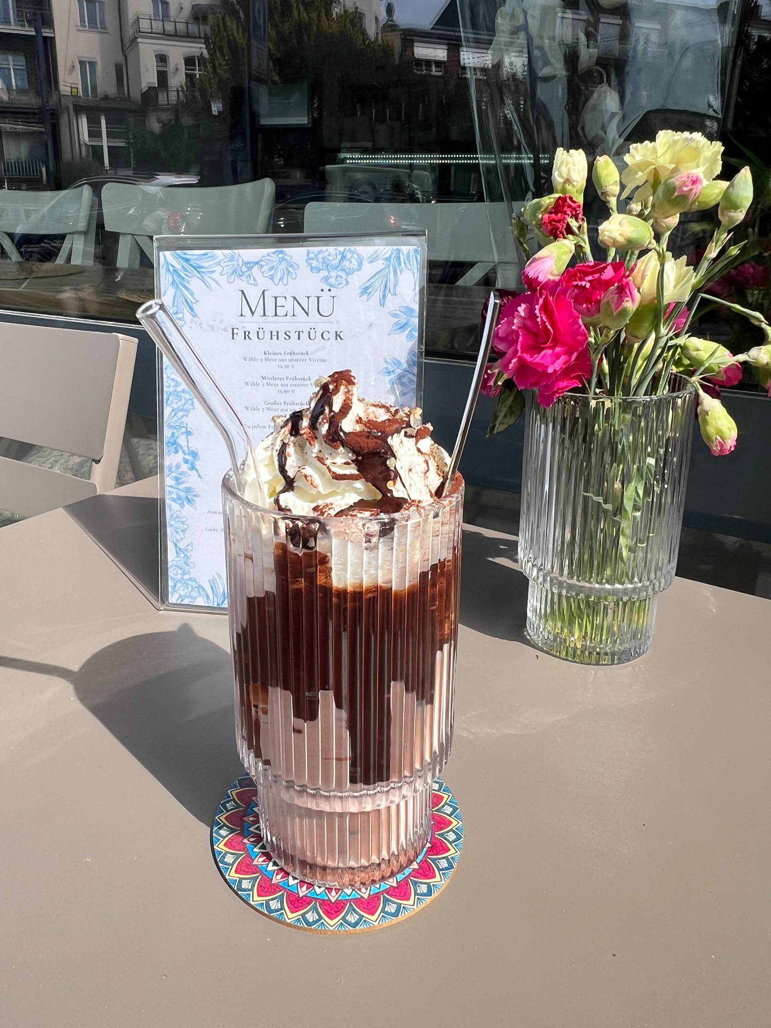Hausgemachter Eiskaffee mit Sahne und Schokolade vor dem MaMeze
